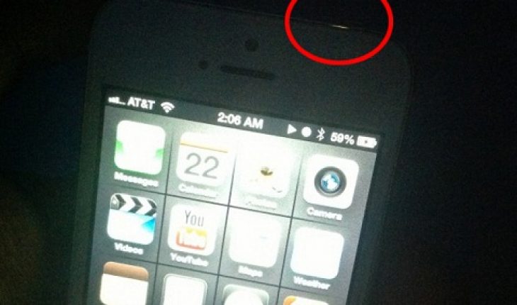 Vùng hở sáng của 1 chiếc iPhone 5 màu trắng.