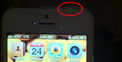Lỗi hở sáng ở một chiếc iPhone 5/5S trắng khác.