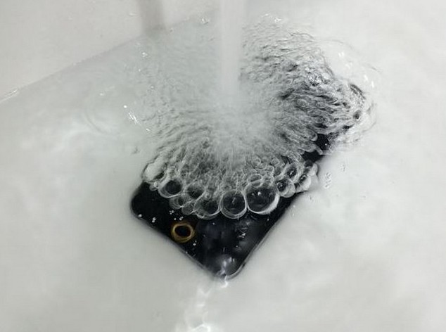 ThenewAppleiPhone6couldwithstandsubmersioninwater